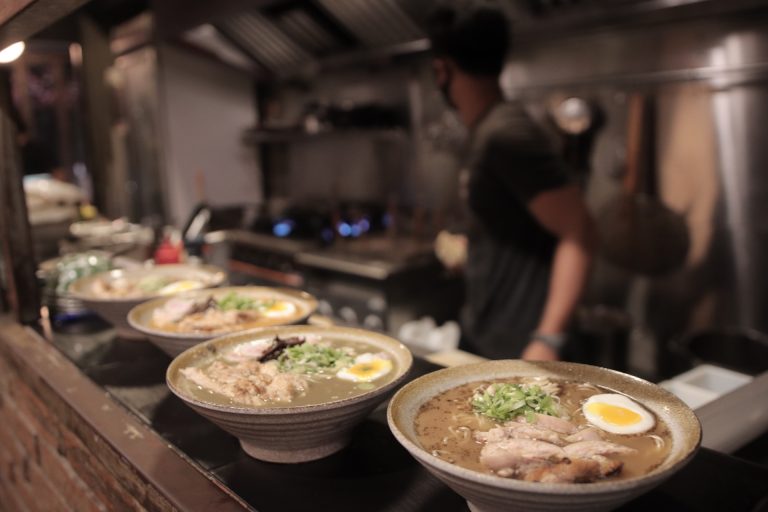 「店舗で提供している餃子と麺をお任せしています。
発注から納品まで、テンポよく進むので
​本当にいつも助かっています。」